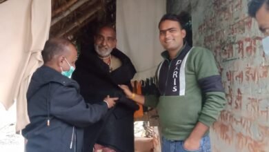 Photo of ठंड से ठिठुरते गरीबों को कंबल के रूप में जिंदगी दे रही महाकाल सेवासिमिति
