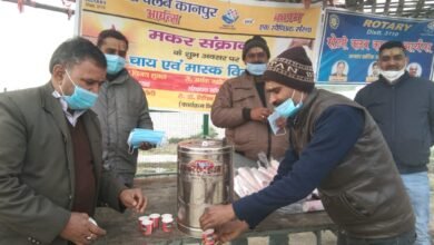 Photo of रोटरी क्लब कानपुर आर्यन्स ने चाय व मास्क किया वितरण