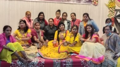 Photo of अवर हेल्पिंग हैंड फाउंडेशन द्वारा सर्व जातीय सामूहिक विवाह की पूर्व संध्या पर कन्याओं को लगाई गई मेहंदी