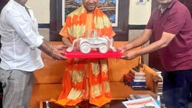 Photo of व्यापारियों ने सीएम योगी को चांदी का बुलडोज़र किया भेंट