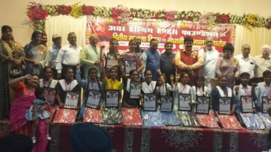 Photo of अवर हेल्पिंग एंड फाउंडेशन ने द्वितीय स्थापना दिवस पर मेधावी बच्चों को किया सम्मानित