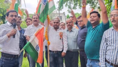 Photo of कलमकारो ने स्वतंत्रता दिवस पर झंडारोहण कर निकाली तिरँगा यात्रा