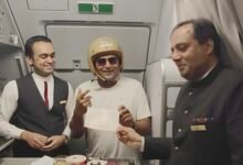 Photo of 35 हजार फीट पर ‘हेलमेट मैन’ का सम्मान