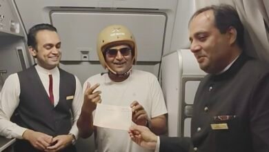 Photo of 35 हजार फीट पर ‘हेलमेट मैन’ का सम्मान